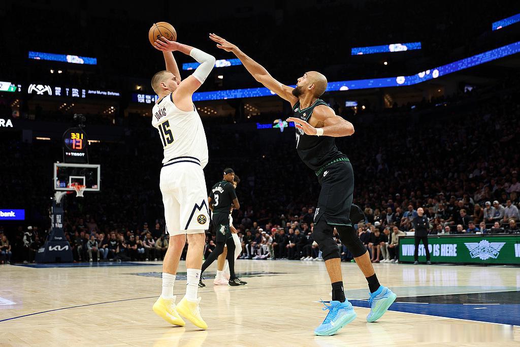 约基奇26投7中今天NBA季后赛掘金客场对阵森林狼的比赛已经结束。全场战罢，掘金
