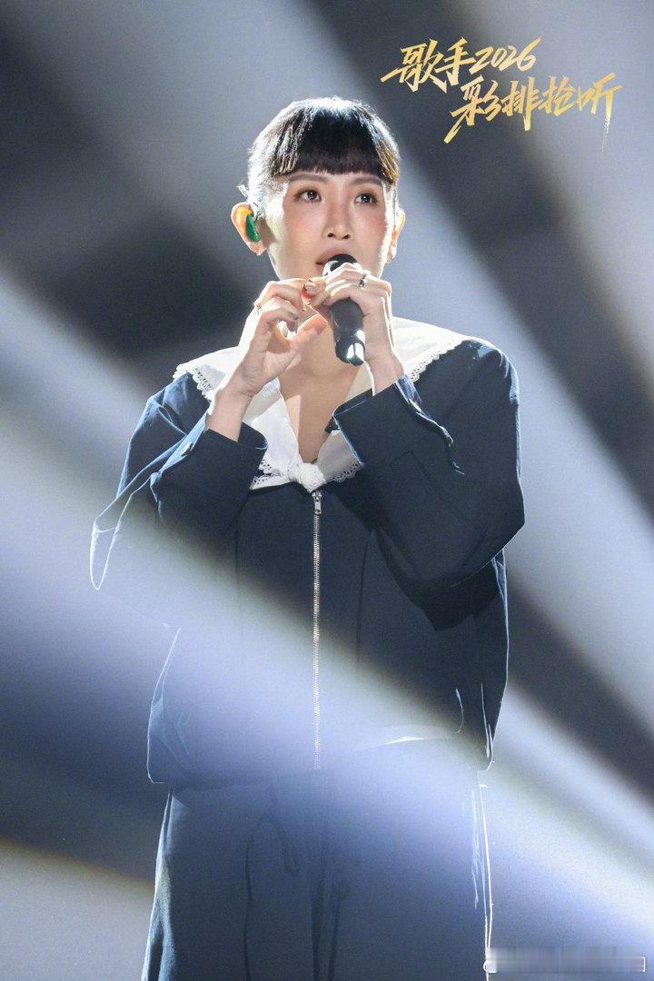 魏如萱要在《歌手2026》冲刺赛上翻唱王源的原创歌曲《雪崩》。作为原唱，王源发文