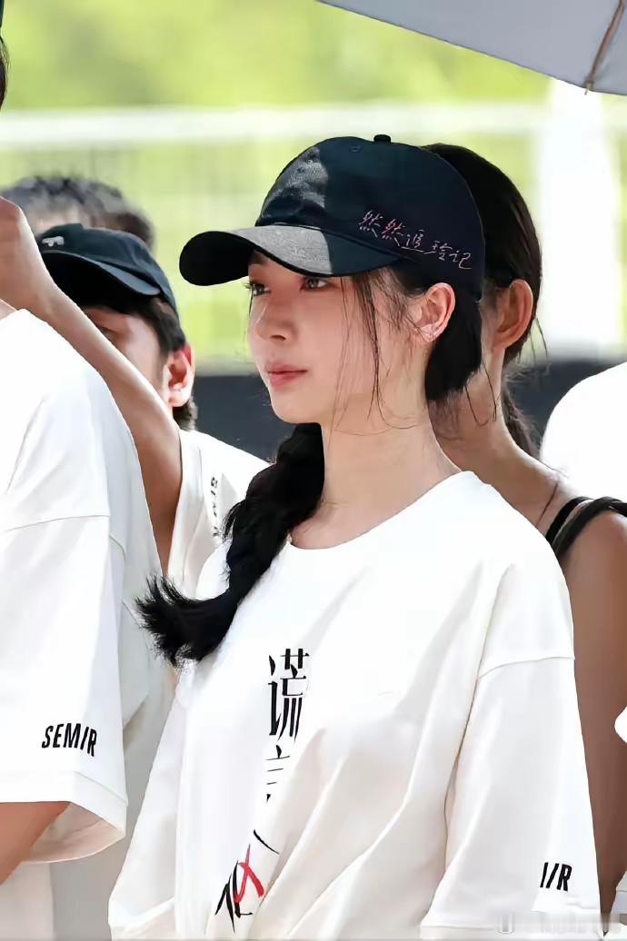 易梦玲进组拍剧，网红的尽头是演员，演员的尽头是卖货，卖货的尽头是参加综艺，综艺的