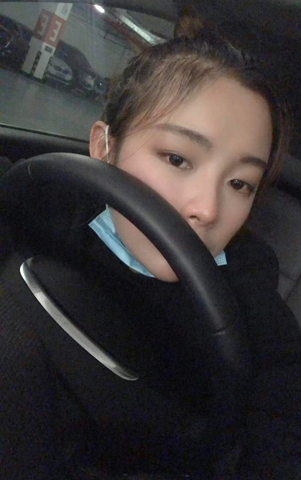 哎哟我老婆来接我下班了，特地拍一张自拍向我诉苦，说在楼下等了我好久，真是的，不聊