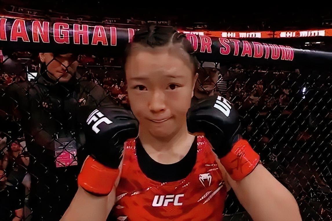背后故事吸睛！白天扎针治病，晚上练格斗！石铭 UFC 赛场反差感拉满，赛前拜师张