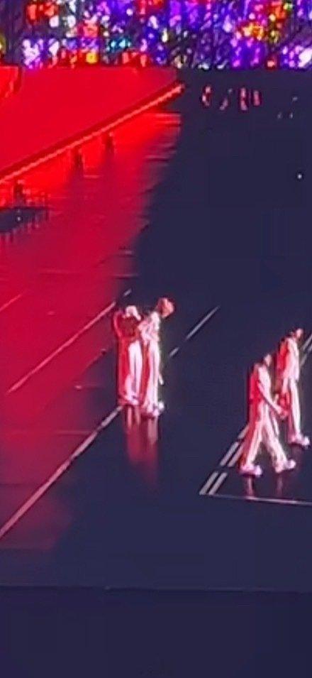 马嘉祺帮丁程鑫整理麦克风啊啊啊！两位帅哥感情真的很好啊[哇] ​​​