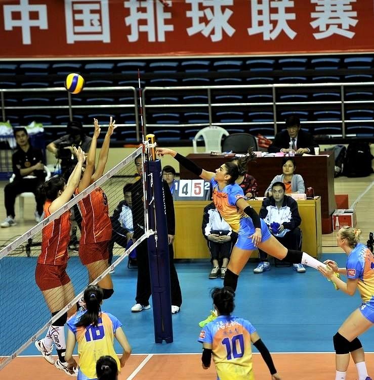 全运会淘汰赛。
天津对福建女排。
虽然福建队第一局以29比27先胜，以1：0领先