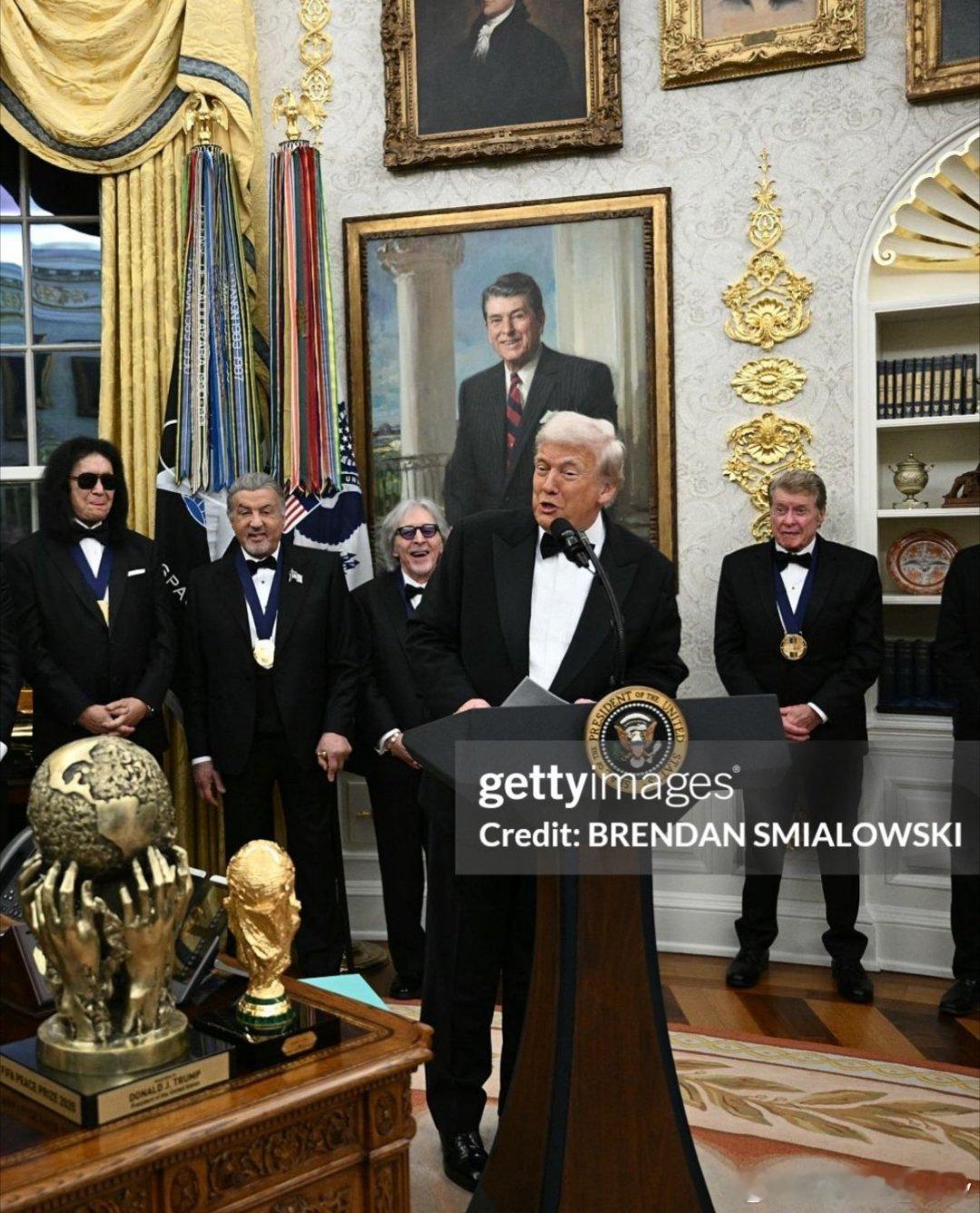 特朗普昨天获得的“国际足联和平奖”就摆放在他的办公桌上。 