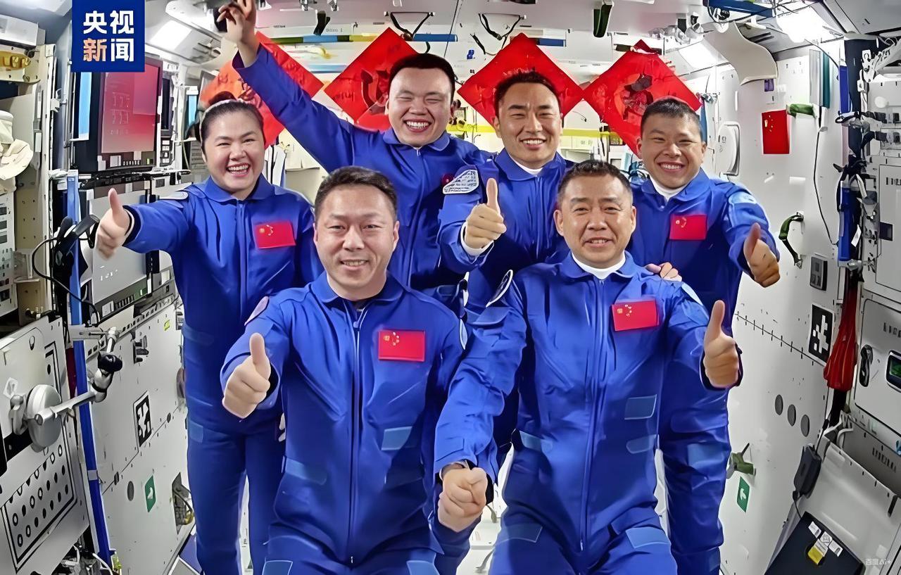 神二十、神二十一乘组太空拍下全家福

11月1日4时58分，神舟二十号航天员乘组