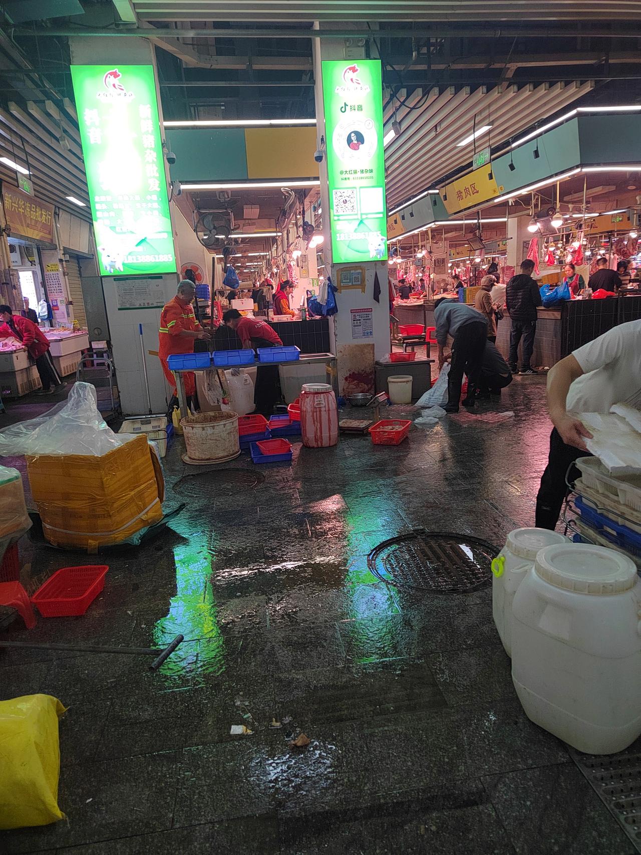 很多人说抖音真的可以让很多人翻身，今天在菜市场也看到了，一个普通的猪肉汤也慢慢的