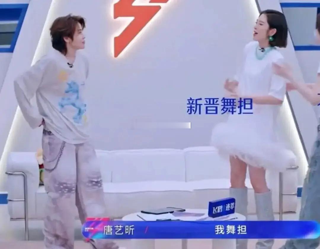 越翻车越爆火，浪姐进入“审丑时代”？三人在训练室里六目相对、尖叫、吵成一团。唱跳