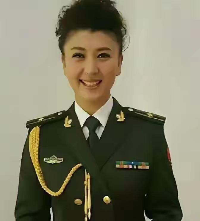 中国人民解放军的军装是庄严威武神圣的，别让这样穿着解放军军装的人辱没污染了军装，