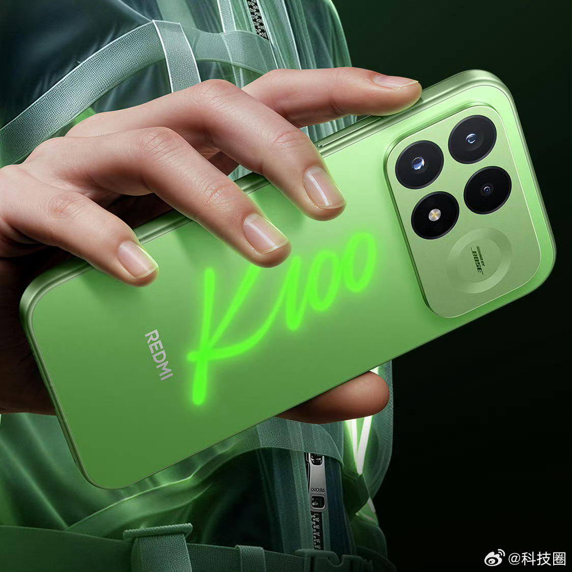 K100 Pro背部荧光效果挺有新意的，晚上确实会亮，当然需要有光照才行 