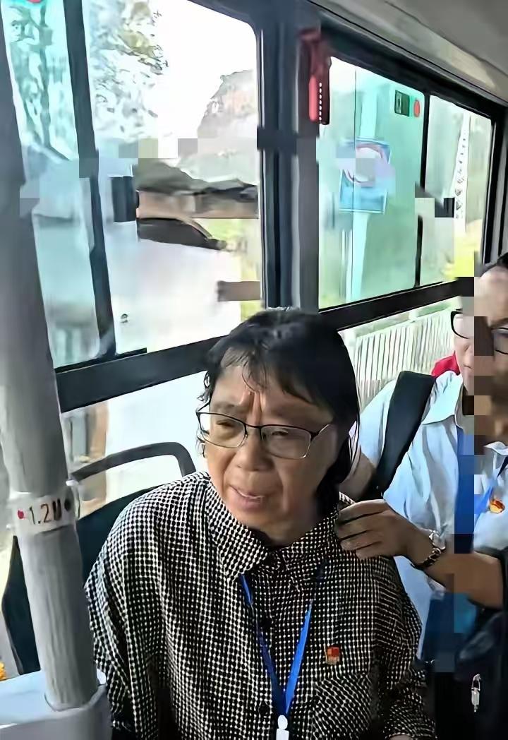 张桂梅女高今年又全员上岸了。100个山里姑娘，一个不落，全考上了。查分那天，张桂