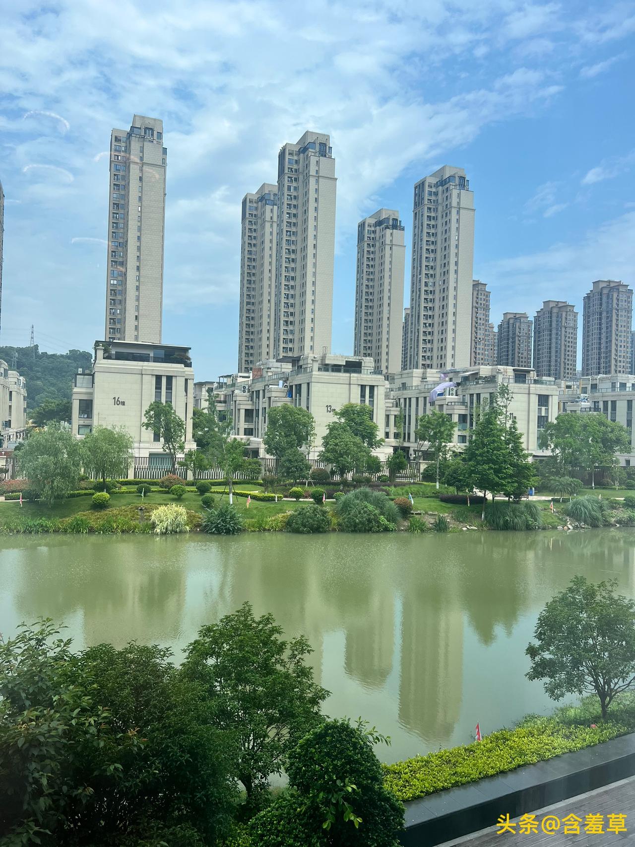 这几天单位里比较忙，生活中琐事又太多，我白天脑子里就是腾不出一点空隙。

早出晚