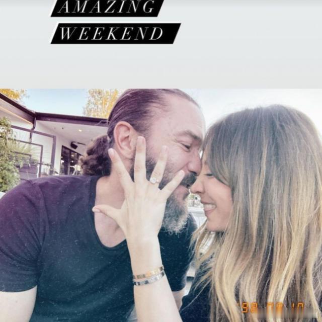 【潘小花订婚啦】Kaley Cuoco在ins发视频宣布，已与交往两年的《黑钱胜