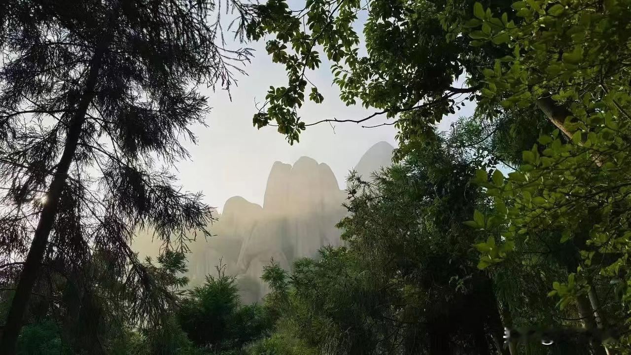 有一个“契合定律”：无论是朋友，工作还是恋爱，如果你感到与对方特别契合，沟通愉悦