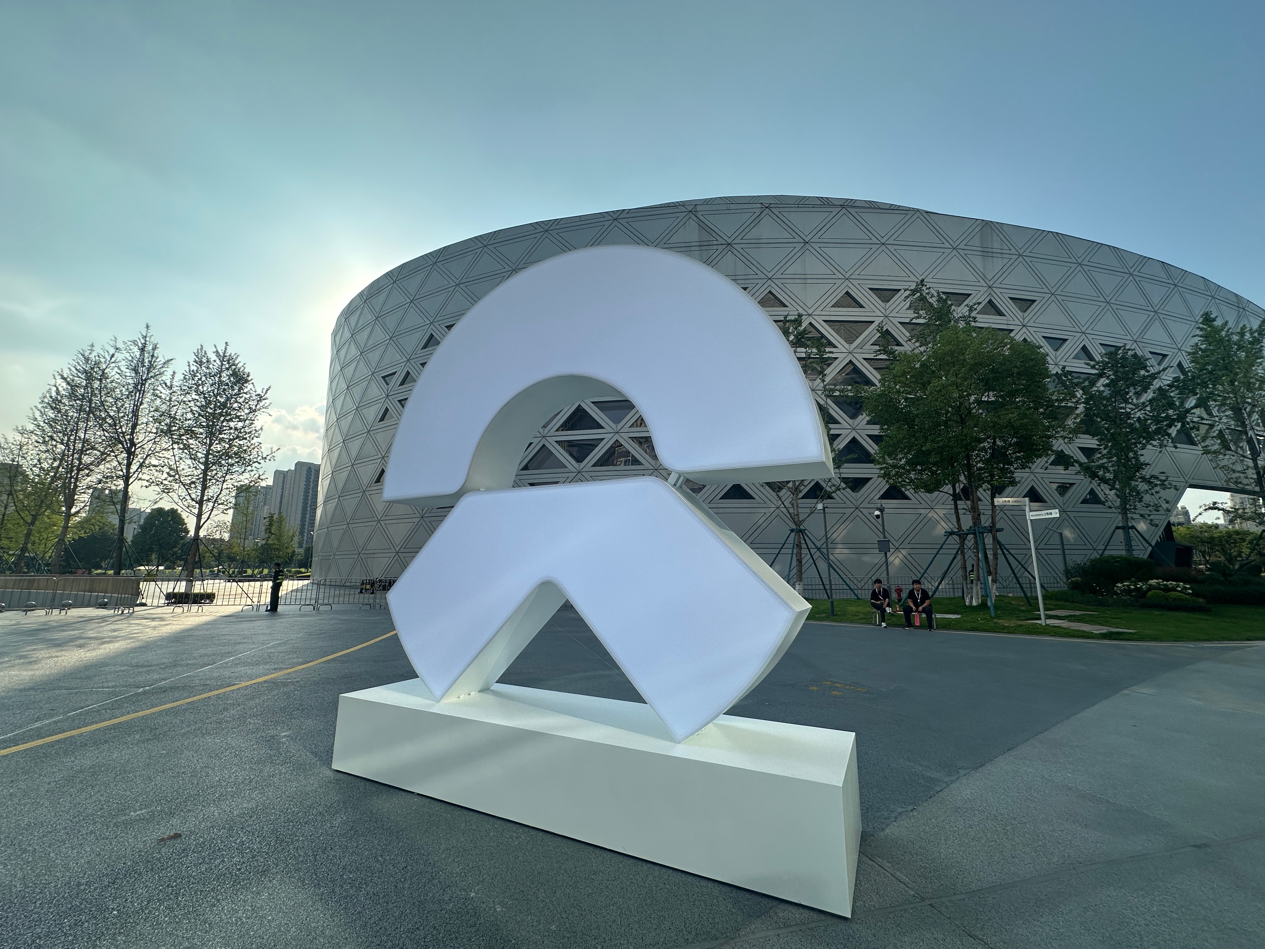 我方小伙伴已到达现场，对于蔚来es8大五座版 大家有什么想了解的？ 