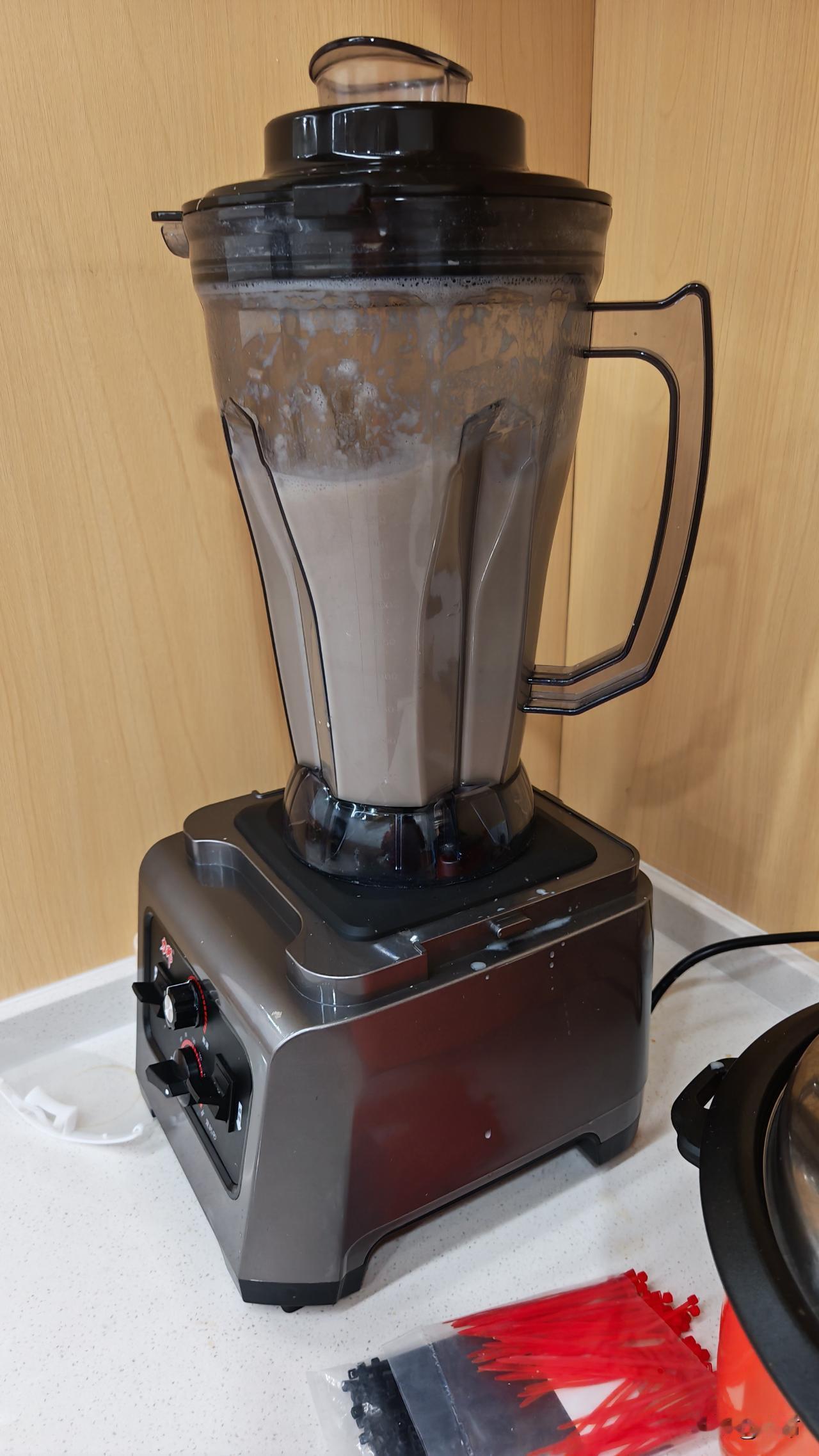 我的打工生涯第一天是从磨豆浆开始的，工作很轻松，称豆，加水，磨豆，重复着做。
一