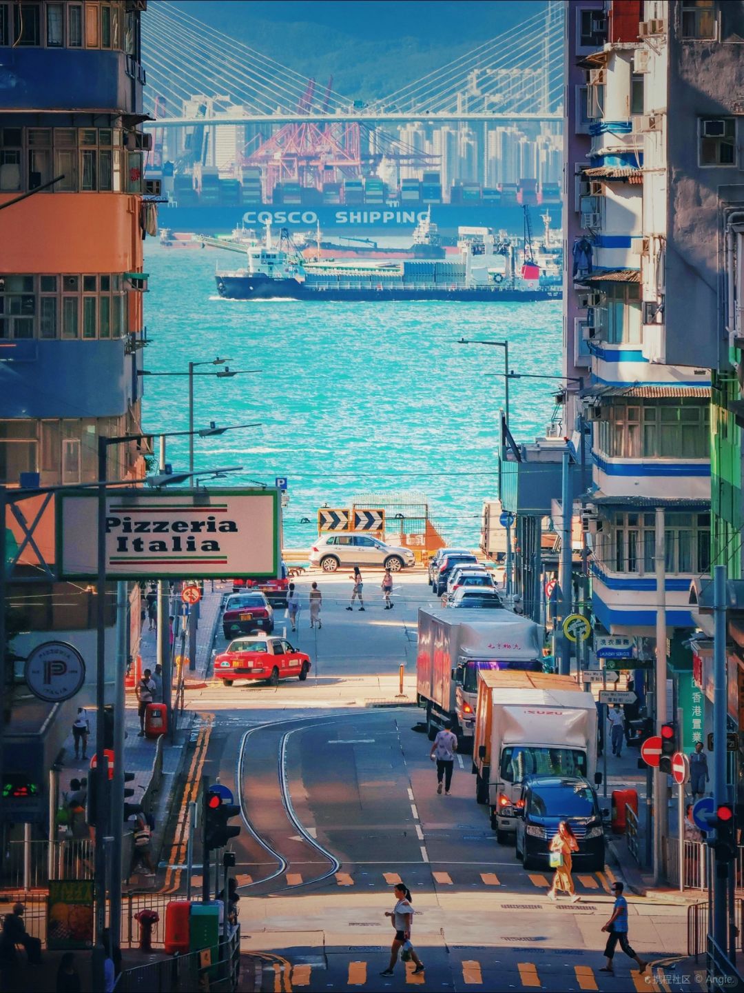 为了这9张图特意飞趟香港✈️附机位📷
香港的街头，像是写满了港片里的场景
港片...