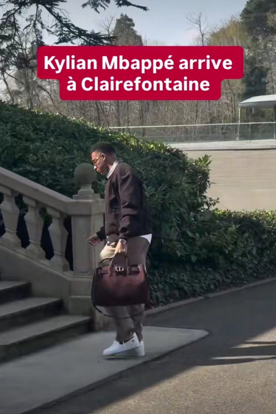 姆巴佩膝伤遭皇马误诊皇马队医竟把姆巴佩左膝伤查成右膝，还让他带伤连踢三场，实在离