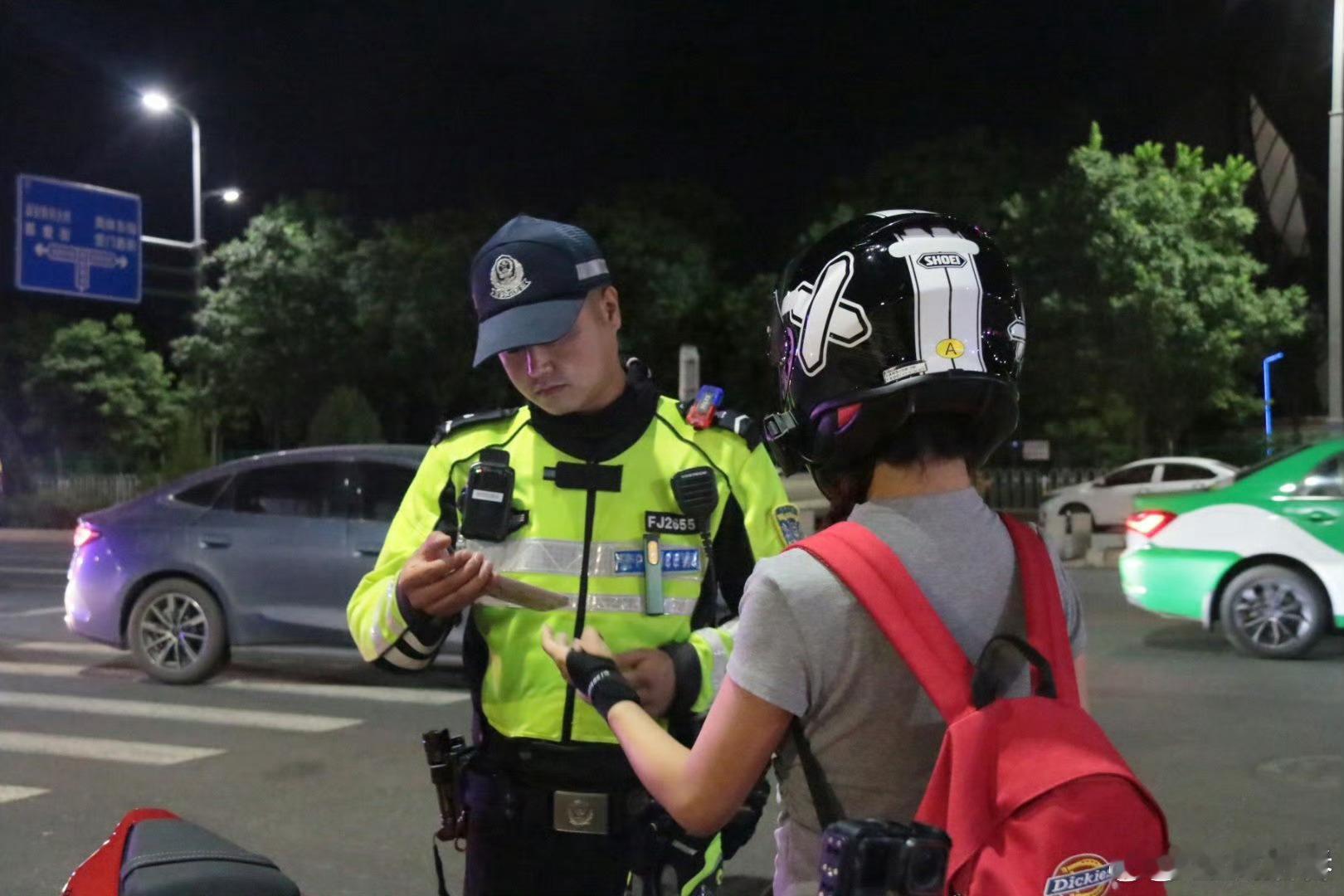 深夜被“炸街”轰鸣惊醒？兰州交警已行动 兰州交警严查飙车炸街 近日，七里河大队联