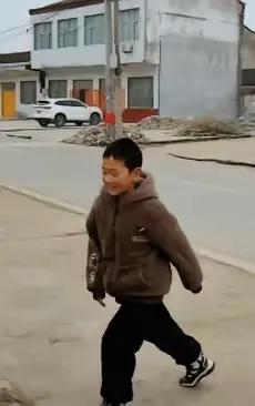 破防了！安徽宿州，男孩假期到爷爷奶奶家，在门口玩耍时，突然发现门口有军车路过，原