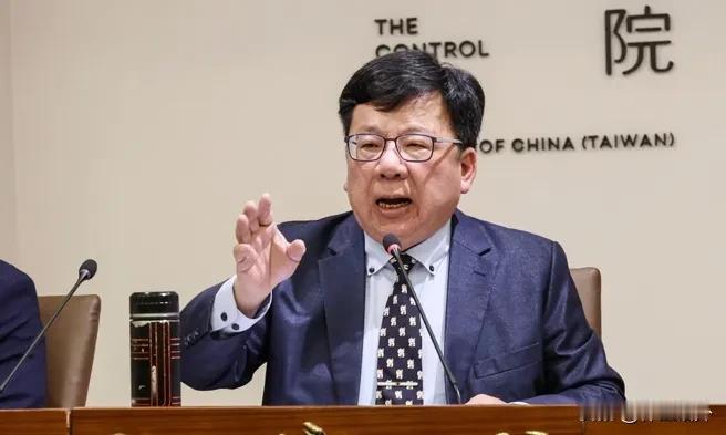 国民党赢了一小仗！
那就是民进党籍的“监察院”秘书长李俊俋辞职了
他因为用公务车
