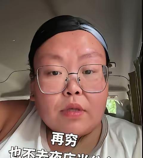 一位40多岁的普通大姐，素面朝天、不化妆、不开滤镜，穿着家常衣服坐在自家车里，对