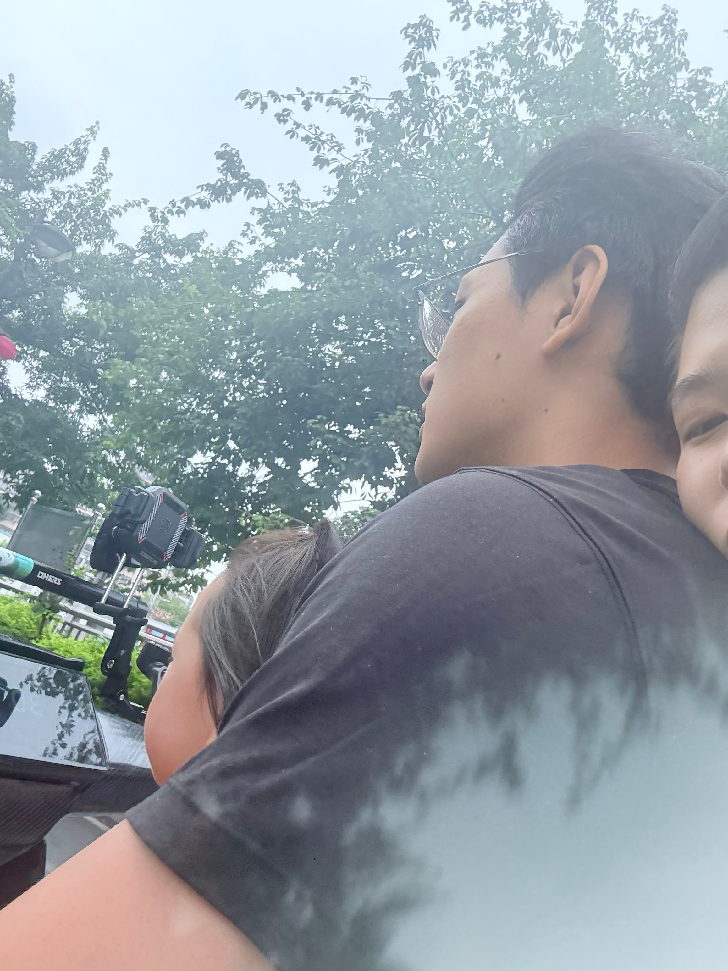 就不该吃那该死的三盘肠粉 来办东西排了一个多小时 到我们就没号