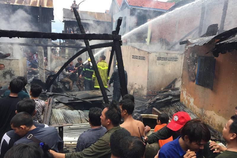 （金边讯）金边市雷西郊区章宗烈2分区发生火灾，造成一人死亡。
一名消防员告诉记者