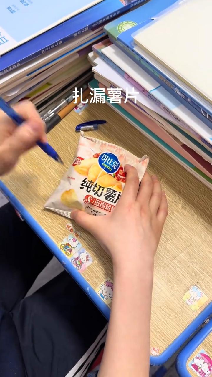 扎漏薯片。
·海苔碎、米饭、玉米粒、沙拉酱、捏捏乐，米饭就做好啦。
·吃光的薯片