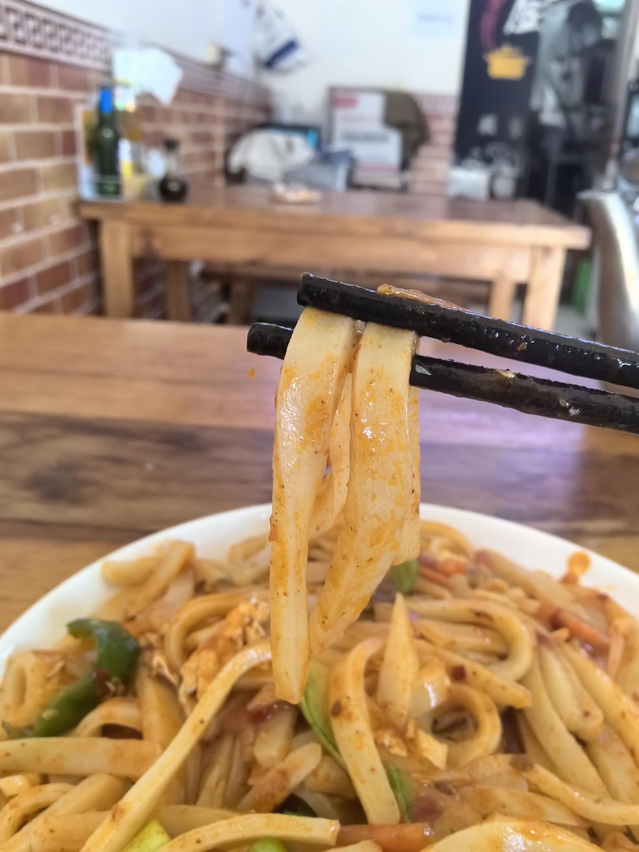 〖今天终于吃上了一回正经“驴蹄子”〗
去北仲山的路上，
途经一个十字路口，
那会