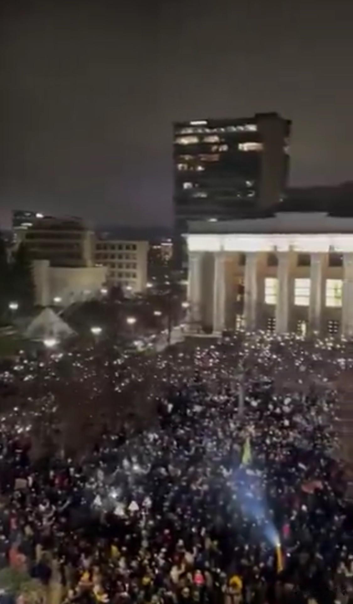 突发事件：数万名立陶宛人包围了维尔纽斯的议会大楼。

他们公开指责自己的统治者将