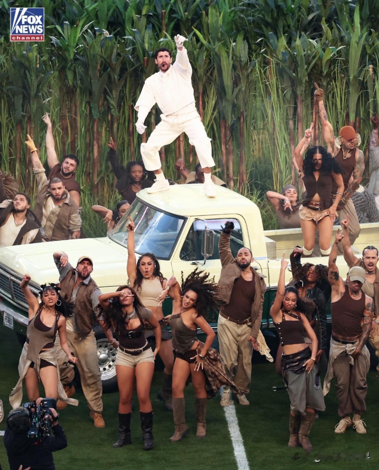 🏆🏈 美国超级碗LX半场表演，以拉丁陷阱艺术家坏兔子为特色，在周日晚上备受争