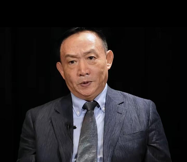 “掌声响起来！经济学者卢麒元发声，自己人拼命往下砸，砸到地板上还嫌不够，还要往地