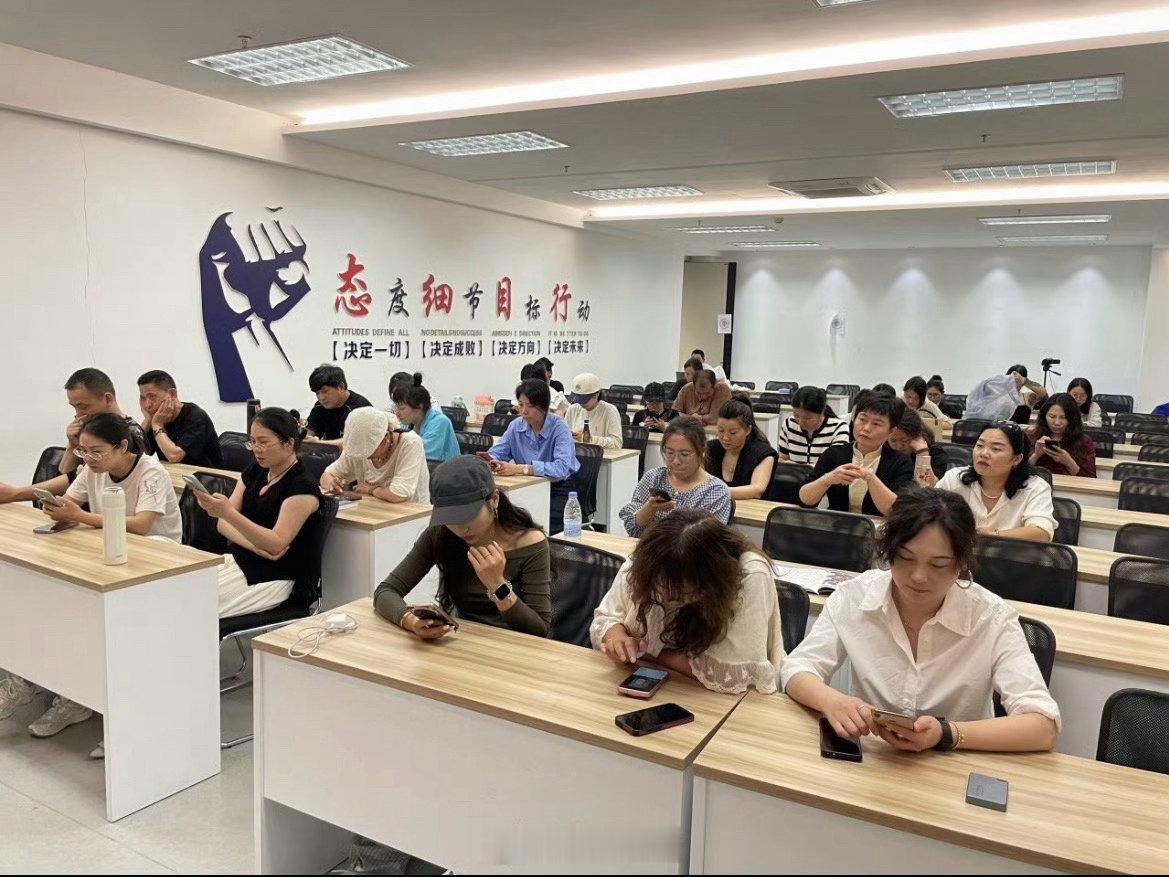 台州夜校让传统生意搭上数字快车温岭“岭工乐学”职工夜校圆满结课！针对工量刃具商户