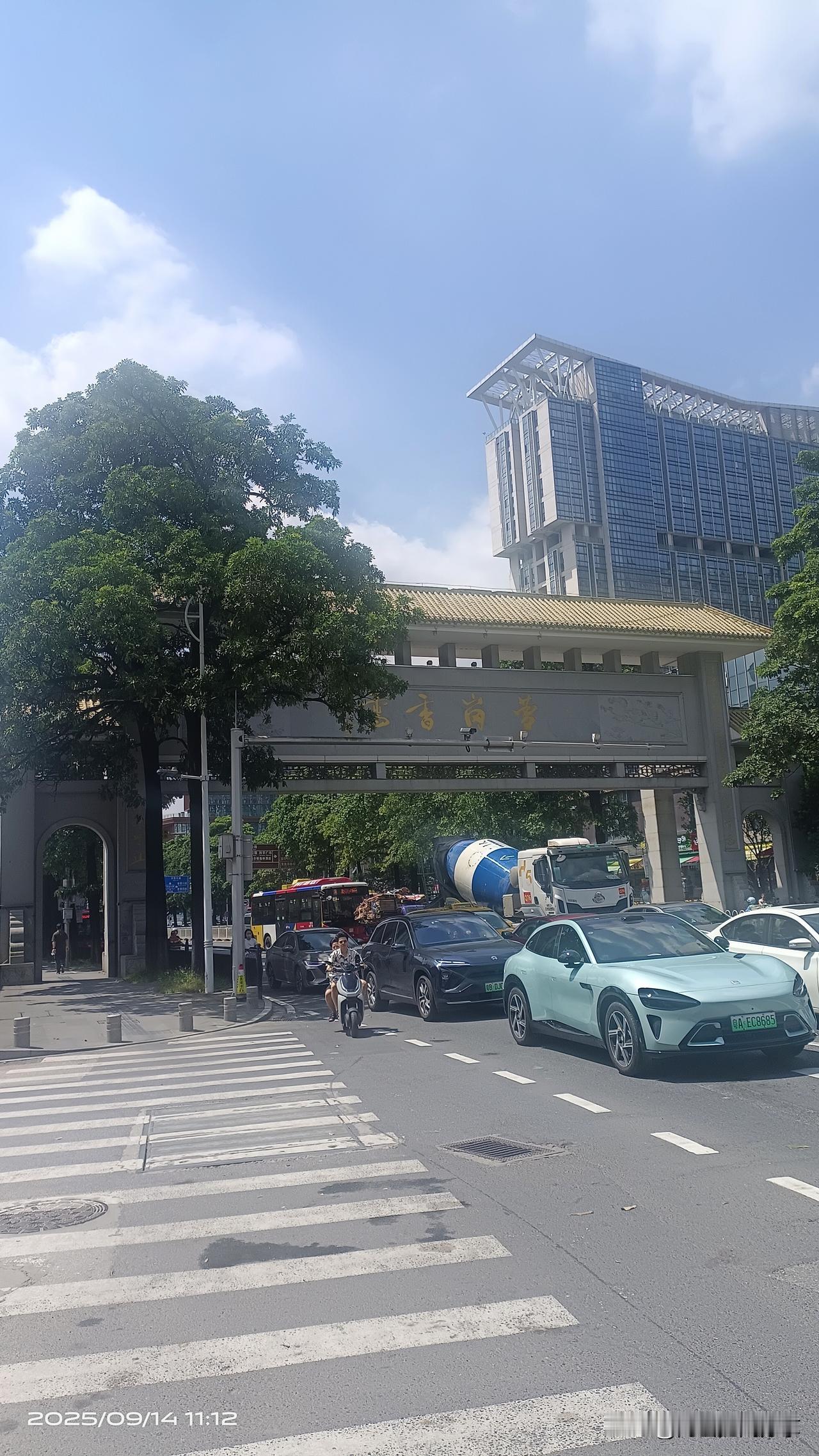 广州萝岗最新现状实拍，拍摄于2025.9.14/11:20许。
广州萝岗人气很旺