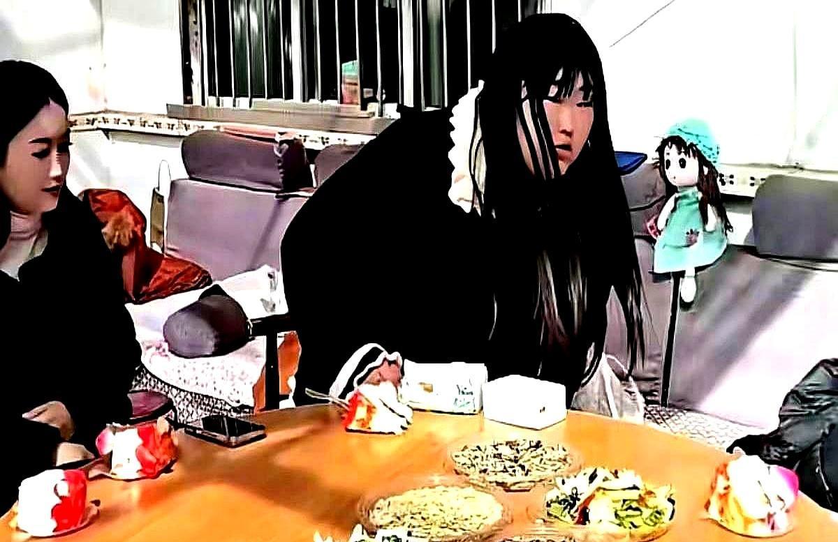 全网都在可怜她被挤在角落，却没人发现她老公的手一直搭在她椅背上。
寿宴视频你看过