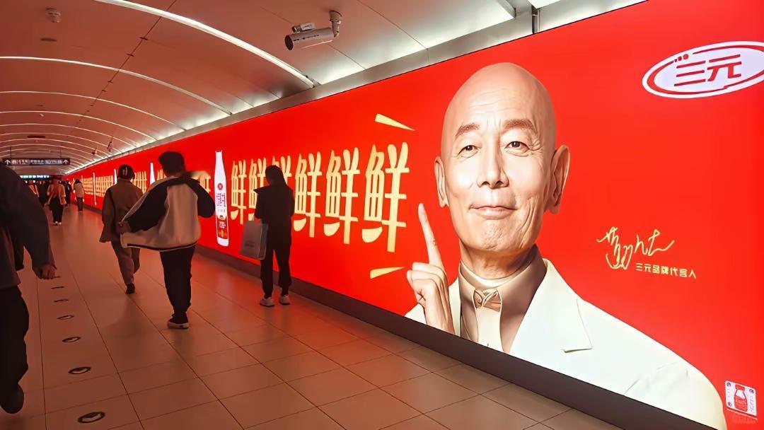 这广告创意可以，满满的霸街啊！但凡路过的人，不看也得看，不看还不行。盗用一句话来