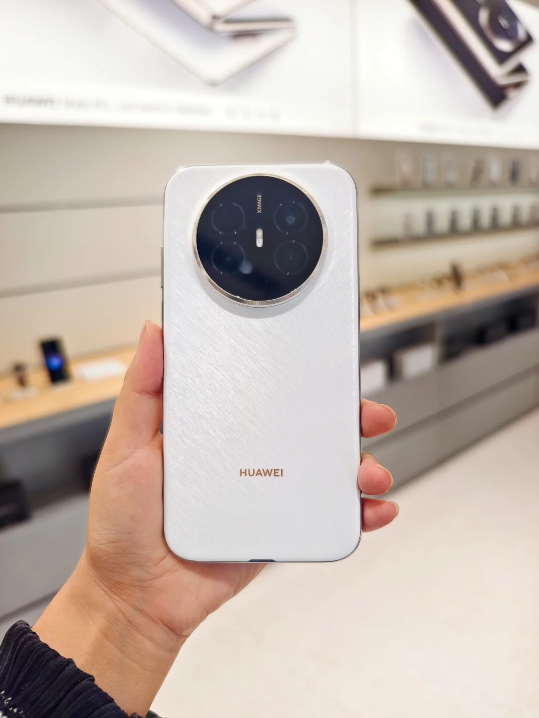 Mate 70 Air白色颜值更在线，你们觉得呢？