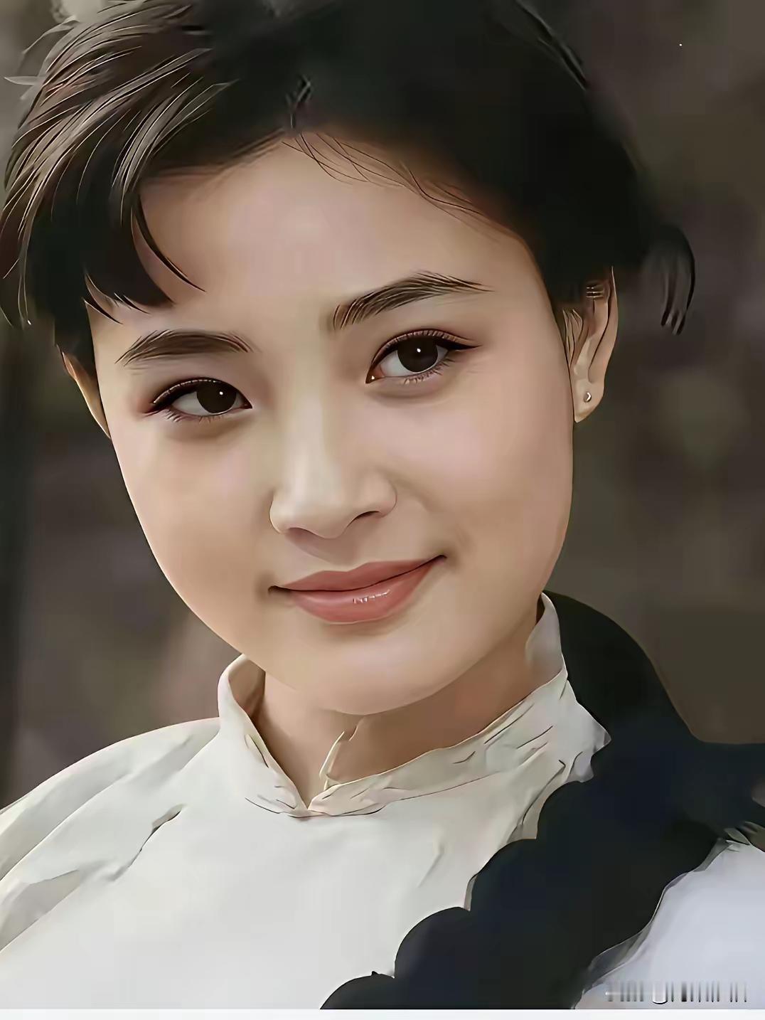 不敢相信，年轻时候的陈冲和现在的陈冲，容貌上居然能够差别这么大，感觉完全就不像是