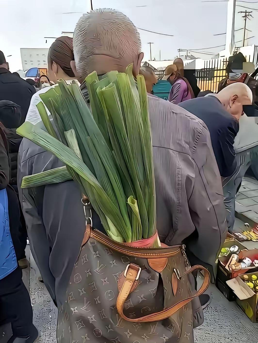 大叔你女儿知道你拿了她的LV包来买菜吗？回去你还得跟她解释你为什么拿的是这个包而