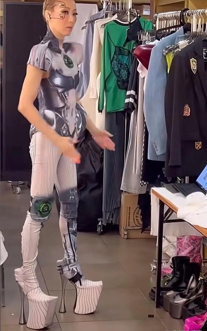 郑秀文演唱会后台练习舞步，夸张的舞台造型十分大胆前卫惊人，脚下的鞋子更是夸张到语