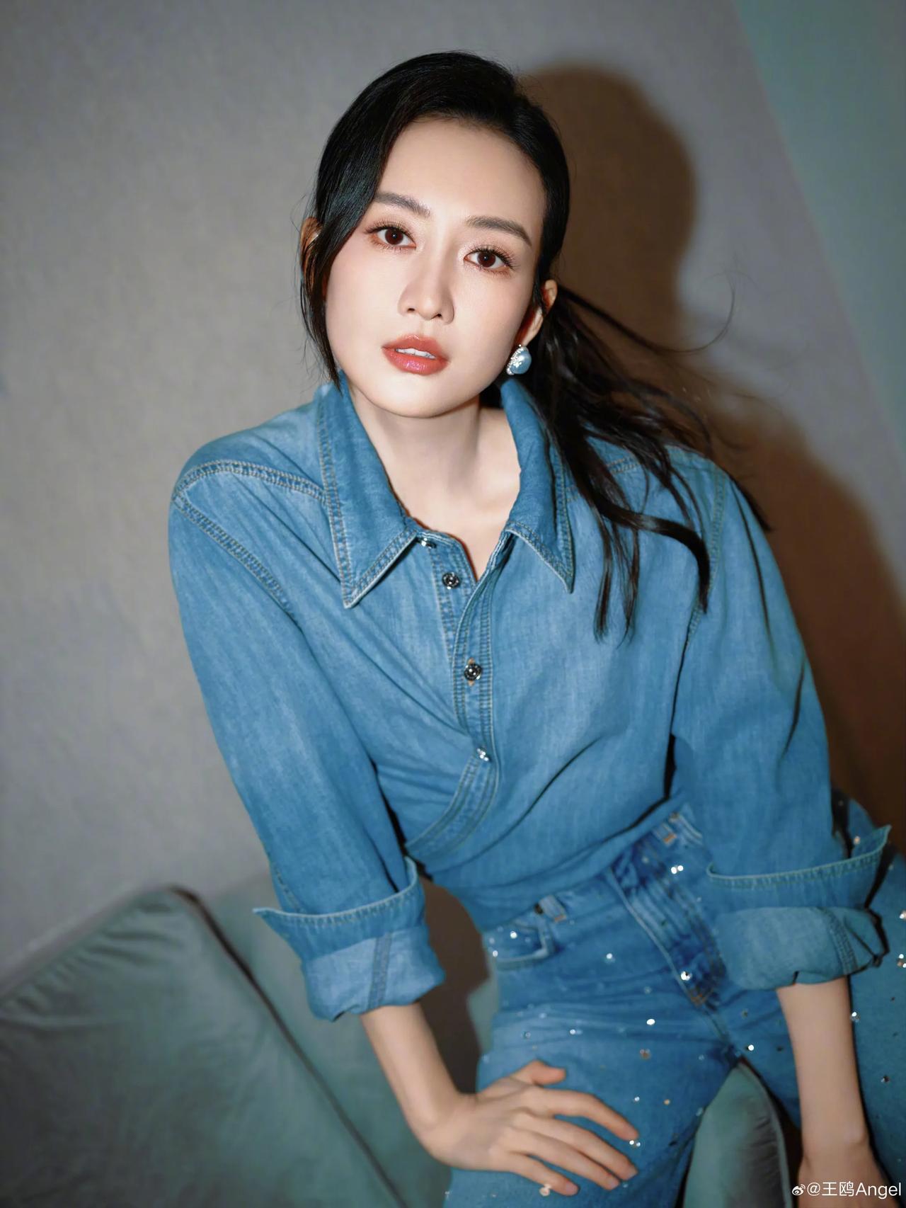 王鸥这身牛仔套装太绝了✨
同色系牛仔衬衫+闪钻牛仔裤，简约又自带高级感，利落马尾