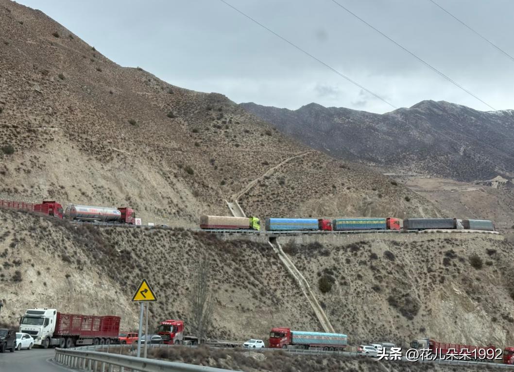 这位川A大哥你真厉害
在怒江72拐，凭实力堵了几公里。
因为弯道会车时，对向来的