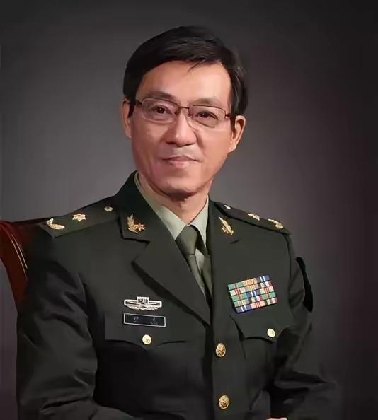 著名军旅作曲家、原总政歌舞团团长印青。印青身为著名的军旅作曲家，同时也是原总政歌