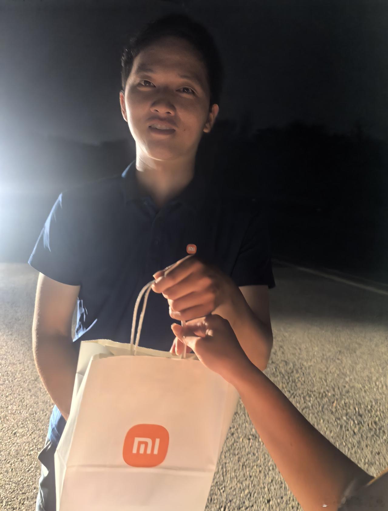 帮忙扩散一下吧，希望小米汽车移动救援的这位小哥可以被更多的人看见。一名女外卖骑手