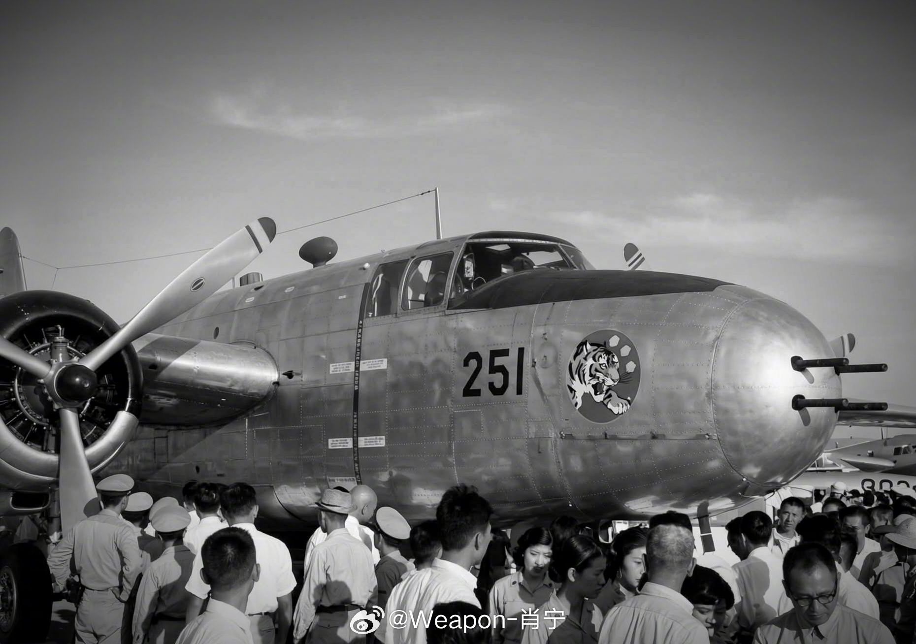 照片中的历史 1951年3月27日，台湾国民党空军总司令周至柔的编号282号B-