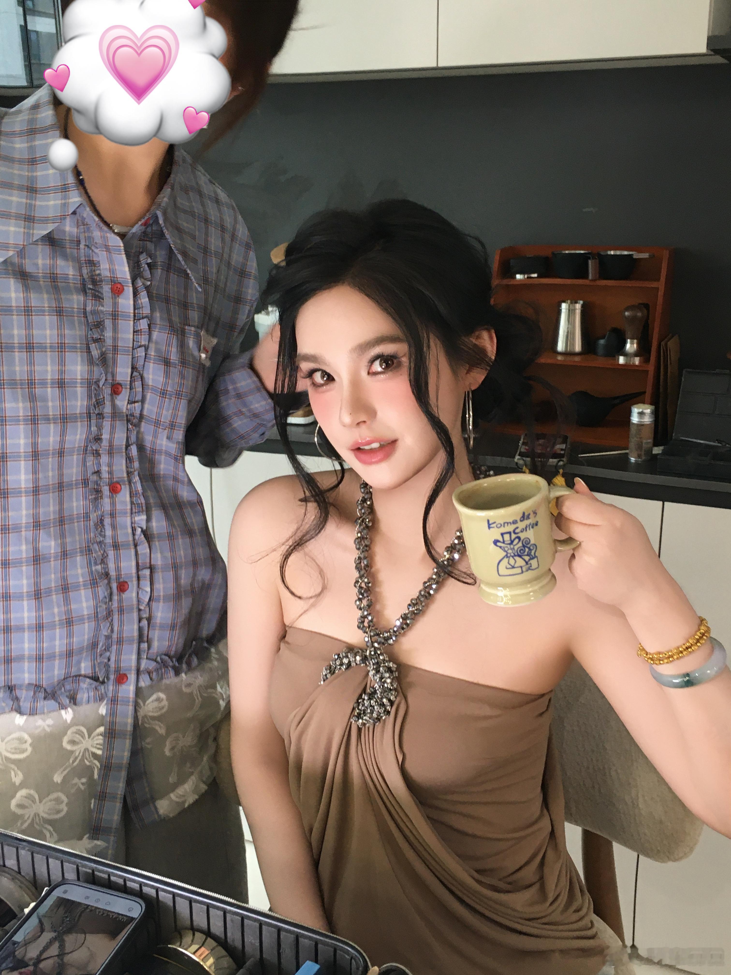 熬到周五， 眉飞色舞！今天要✈️三亚，去暖和的地方拍摄