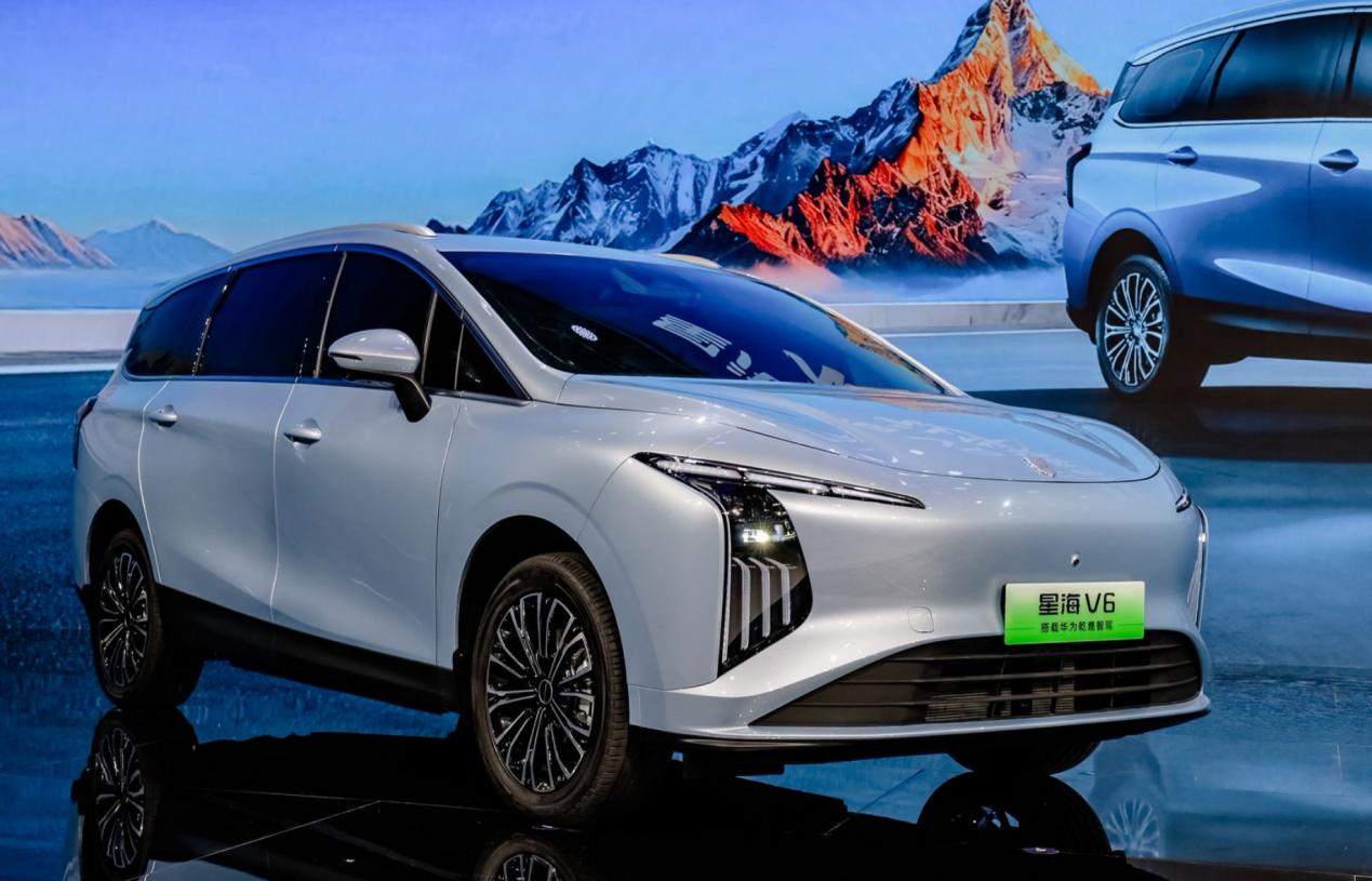 不堆料、不炫技，星海V6想做的是一台“一部到位”的家庭车
 
聊聊比较低调的东风