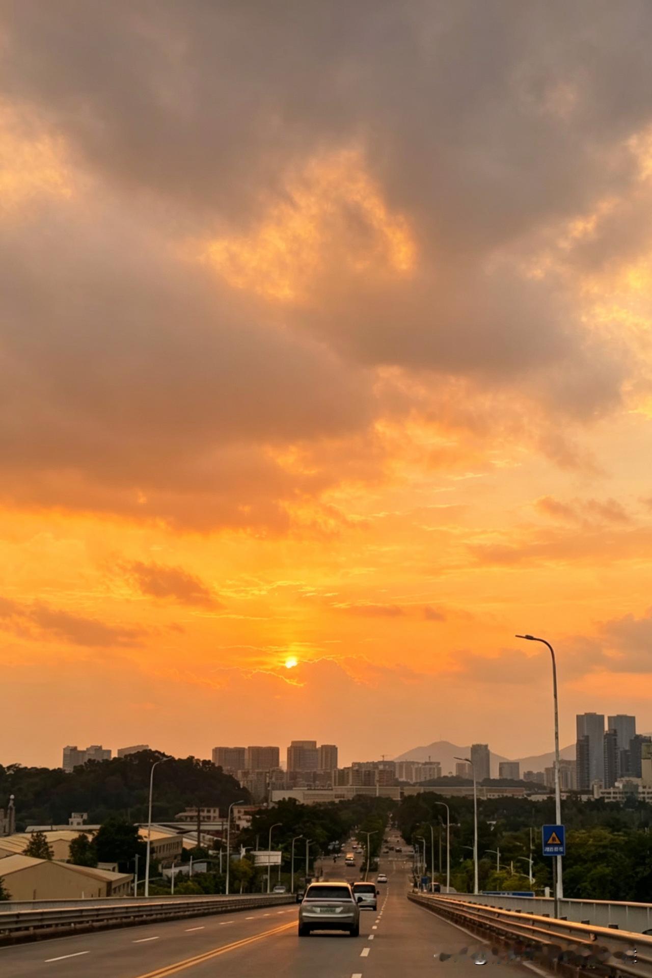 手机摄影｜夕阳余晖下的潮连才岛×漫野部落
（备注：盗用必究及注意法律责任事項）