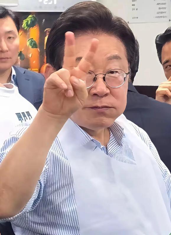 没想到！没想到！韩国总统李在明的还挺受韩国民众支持的。

民意支持率高达64% 