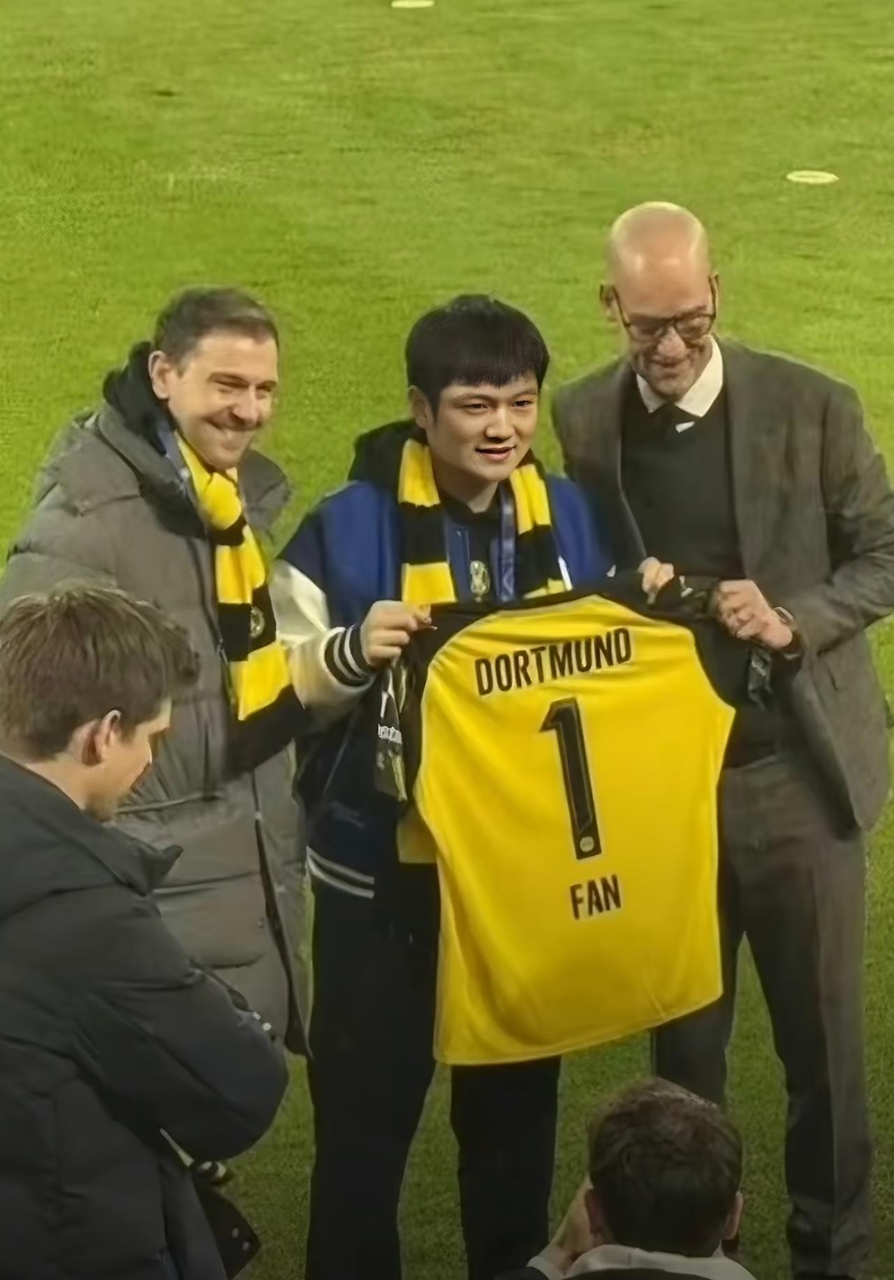 樊振东发文：
一个艰难的夜晚，
多特蒙德和皇马都输了，
但足球的美在于还有下一场